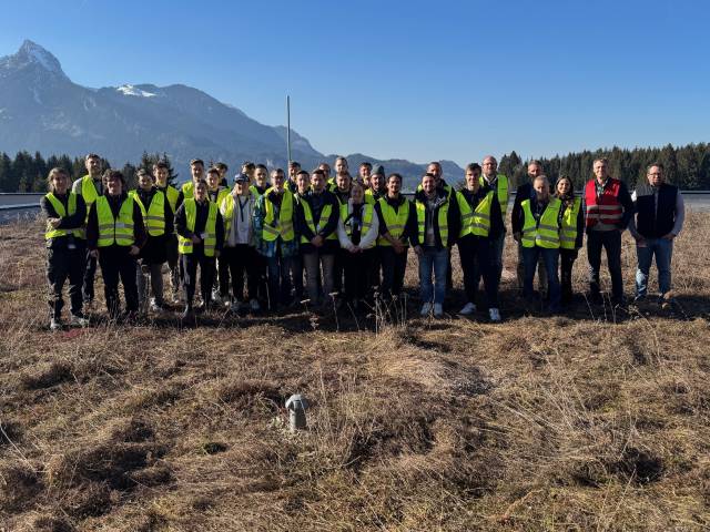<p>Neben den energietechnischen Aspekten durch nachhaltige Energieversorgung mittels Photovoltaik und Begrünung bot das Dach des neuen CERATIZIT-Gebäudes auch einen herrlichen Blick auf die Außerferner Bergwelt. © MCI/Barbara Messner</p>