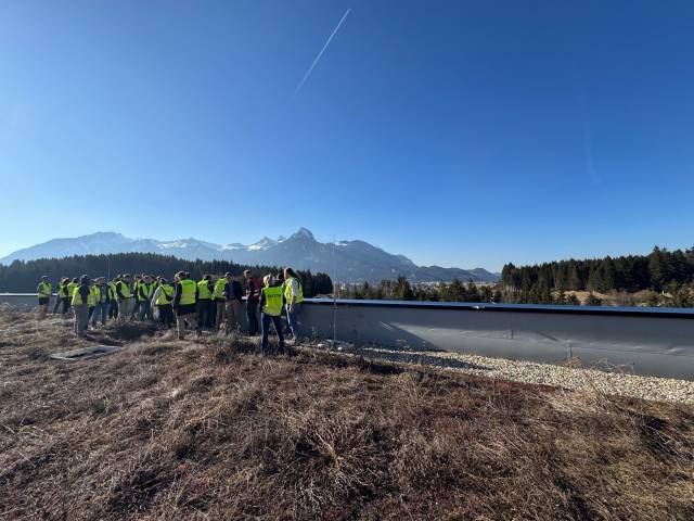 <p>Neben den energietechnischen Aspekten durch nachhaltige Energieversorgung mittels Photovoltaik und Begrünung bot das Dach des neuen CERATIZIT-Gebäudes auch einen herrlichen Blick auf die Außerferner Bergwelt. © MCI/Barbara Messner</p>