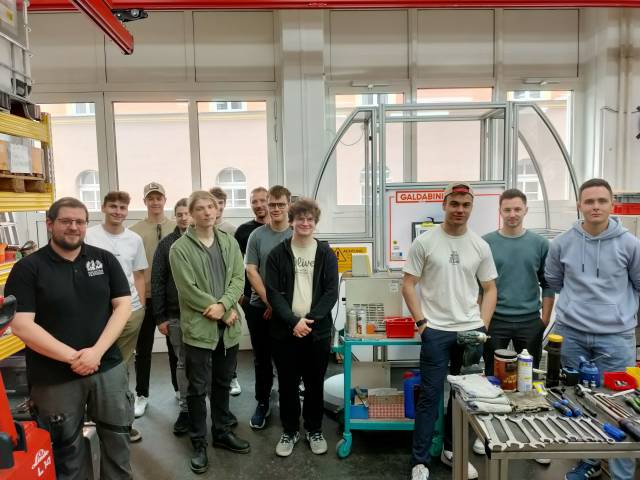<p>Enjoying the practice-oriented change of scenery - at the Research Institute, students were able to enrich the knowledge they had acquired in the lecture hall in an excursion environment. ©MCI/Martin Spruck</p>