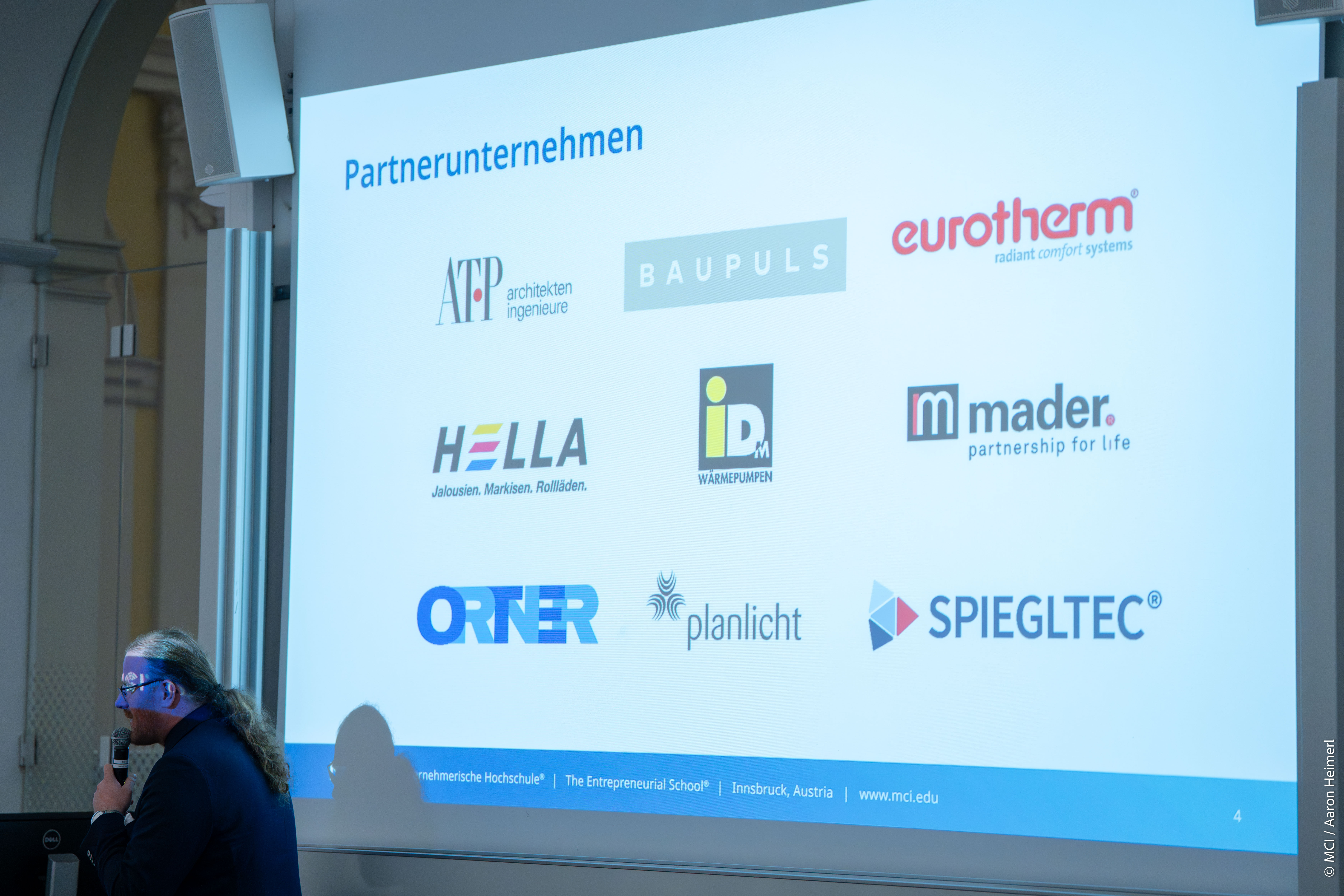 <p>Das Kick-Off wurde feierlich mit gemeinsamen Grußworten durch den Studiengang, die Unternehmenspartner:innen und bestehende Studierende von Smart Building Technologies eröffnet. ©MCI/Aaron Heimerl</p>