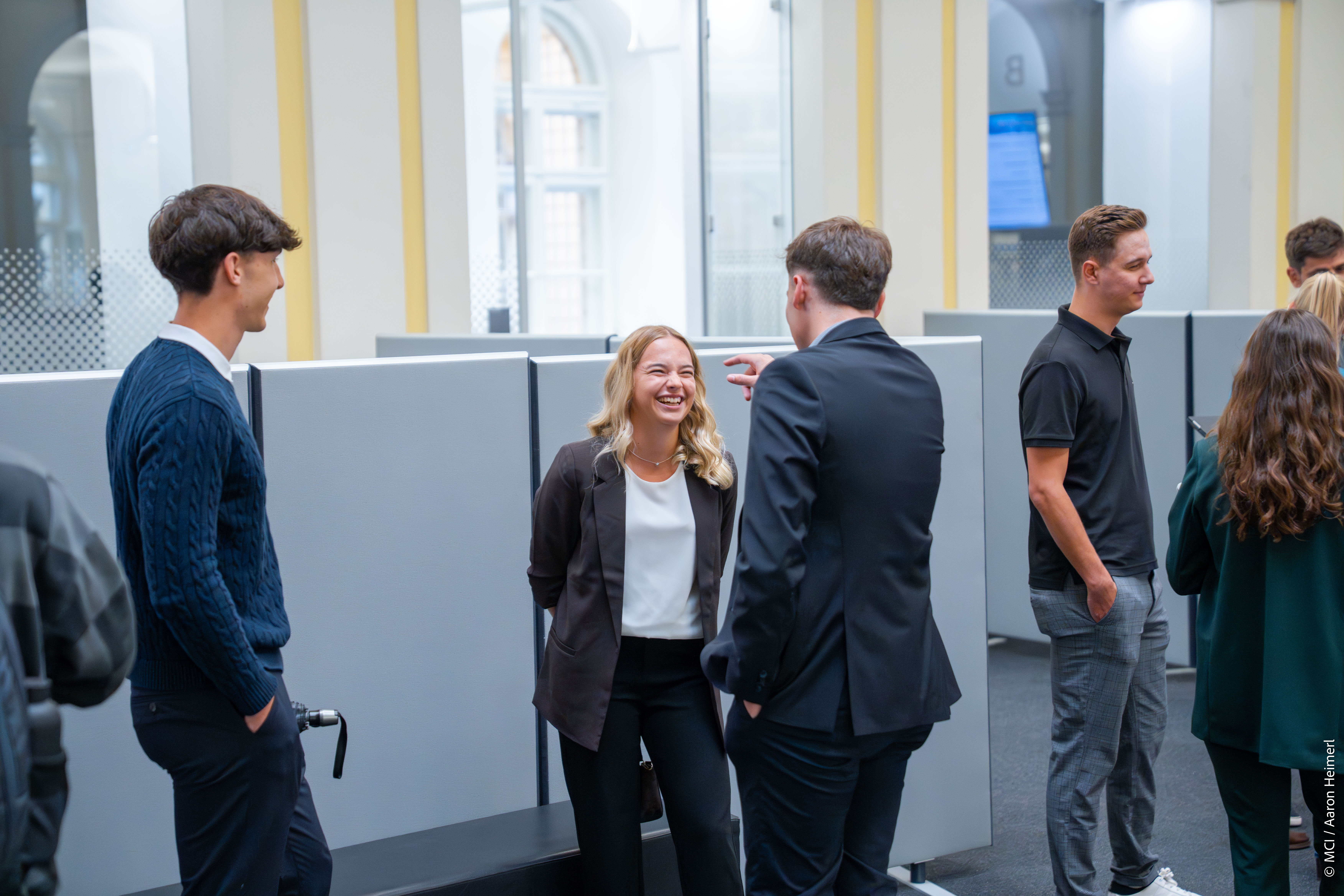 <p>Ein erster reger Austausch aller Geschäftspartnerinnen und -partner und der Studierenden mit den Erstsemestrigen in feierlichem Rahmen stand an diesem Abend im Fokus. ©MCI/Aaron Heimerl</p>