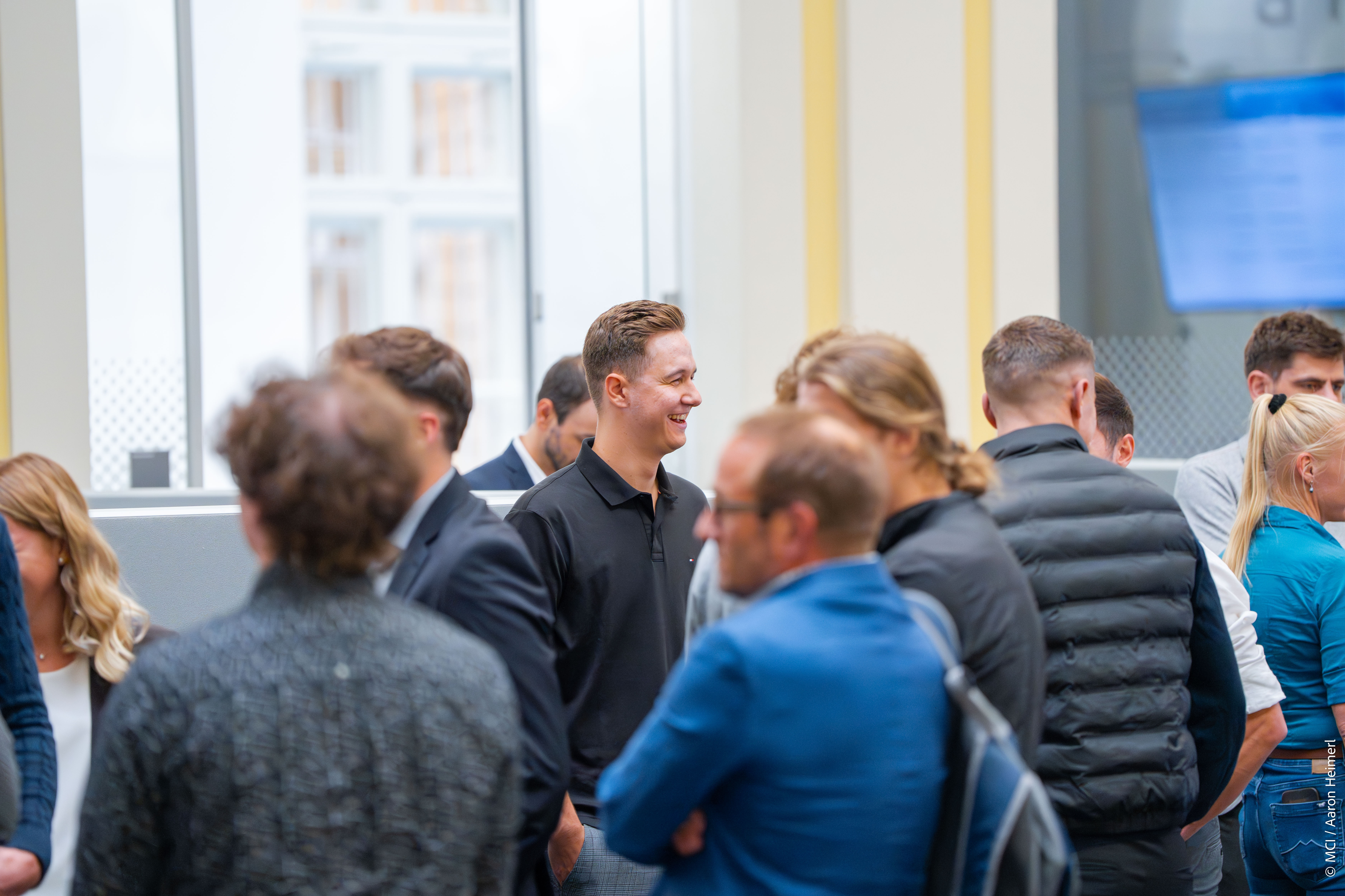 <p>Ein erster reger Austausch aller Geschäftspartnerinnen und -partner und der Studierenden mit den Erstsemestrigen in feierlichem Rahmen stand an diesem Abend im Fokus. ©MCI/Aaron Heimerl</p>