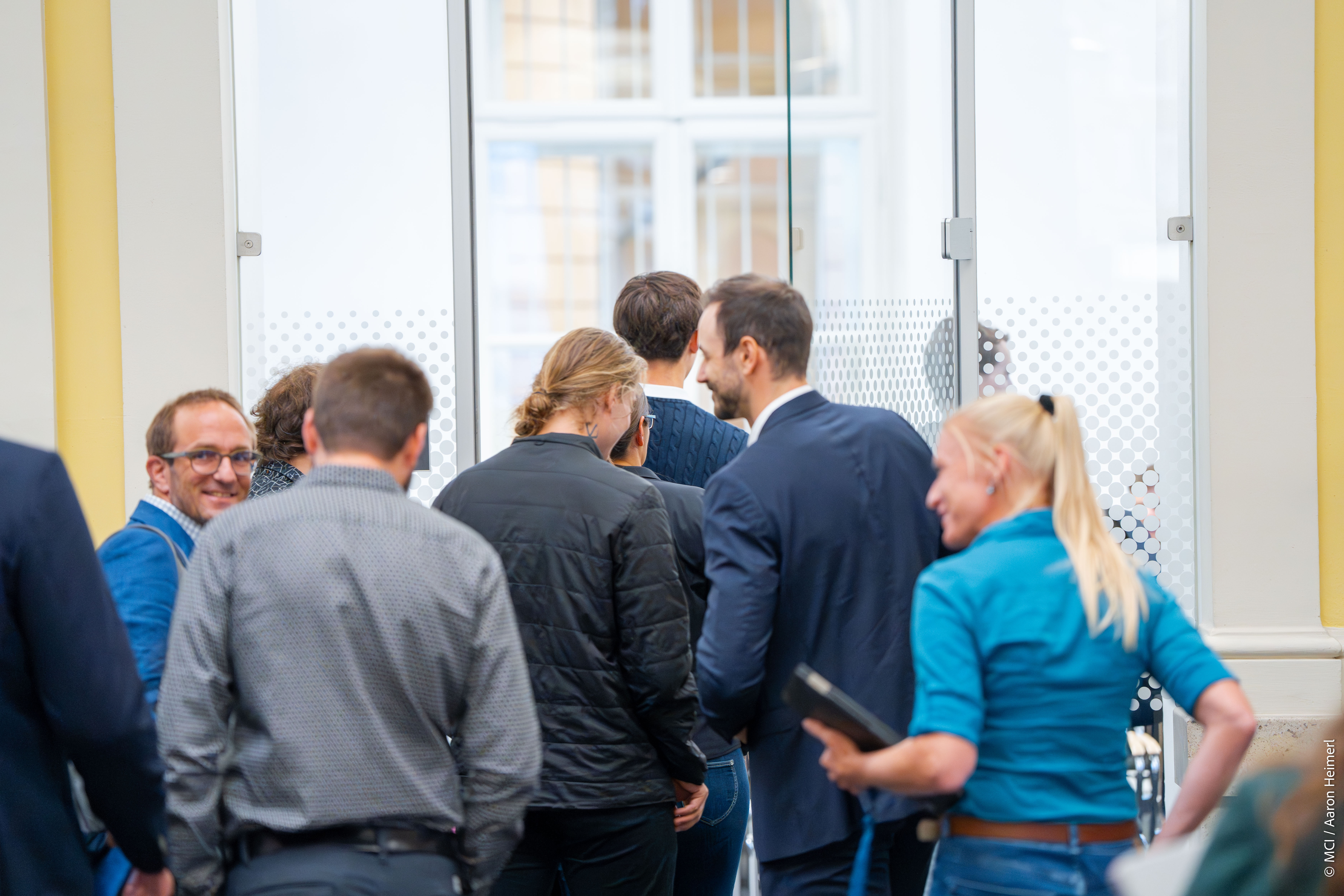 <p>Im Anschluss an die Grußworte luden Snack- und Getränkebuffet zur entspannten Gesprächsatmosphäre ins Foyer des MCI Campus Technologie & Life Sciences. ©MCI/Aaron Heimerl</p>