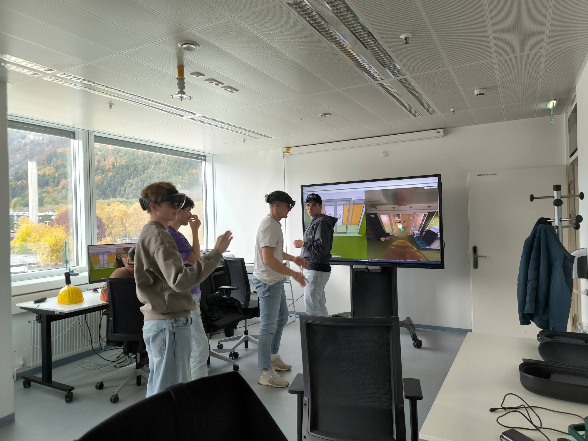 <p>Die Studierenden verfolgten gespannt die Anschauungsdimensionen, während ihre Kollegen am PC das Modell jeweils adjustieren konnten. © Markus Gantner & Felix Gostner</p>