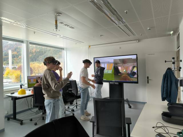 <p>Die Studierenden verfolgten gespannt die Anschauungsdimensionen, während ihre Kollegen am PC das Modell jeweils adjustieren konnten. © Markus Gantner & Felix Gostner</p>