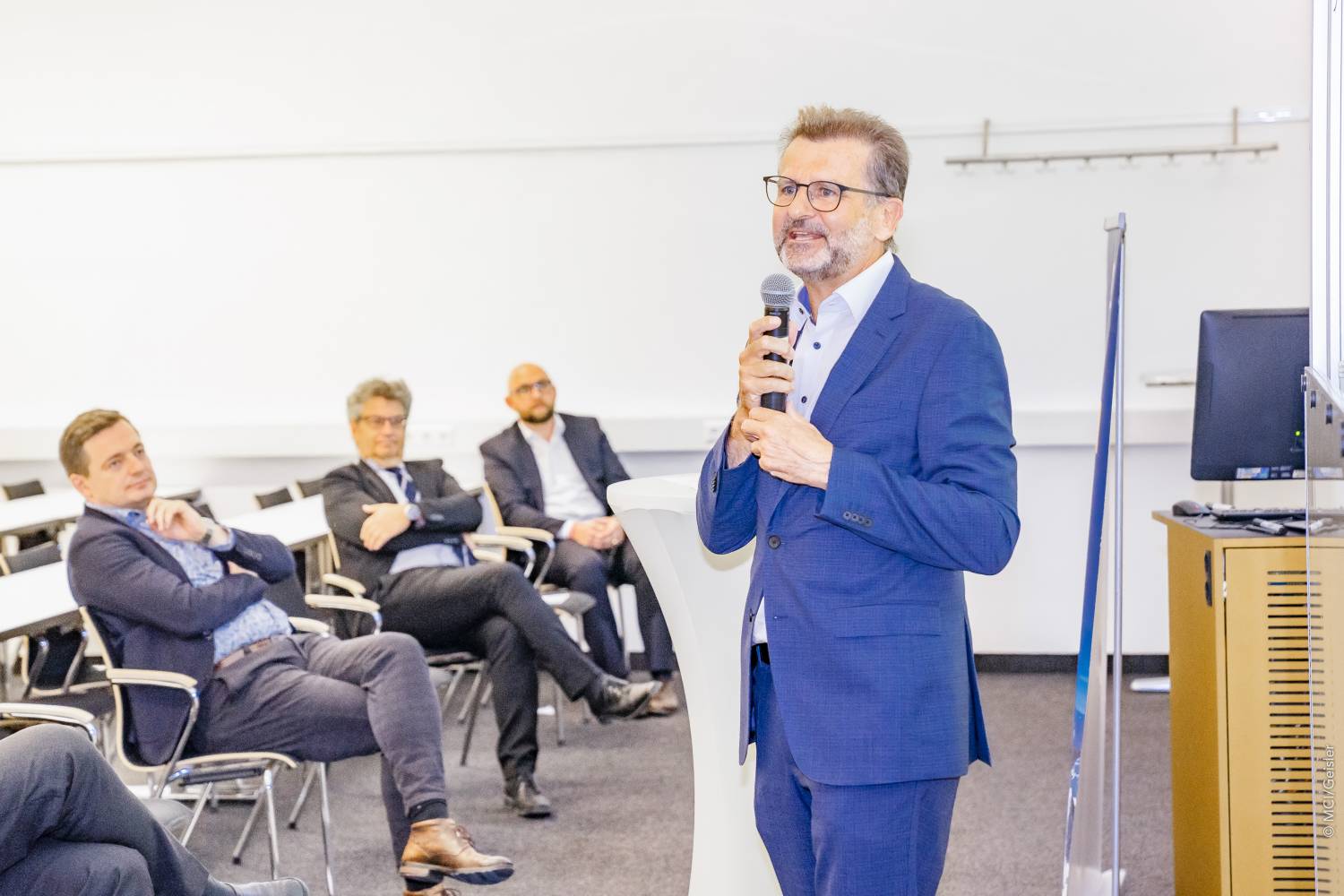 <p>Auch die Vertreter*innen der 8 Partnerunternehmen richteten ihre Glückwünsche ans Plenum: Von ATP architekten ingenieure Innsbruck tat dies Geschäftsführer Gerald Hulka. Foto: MCI-Geisler</p>