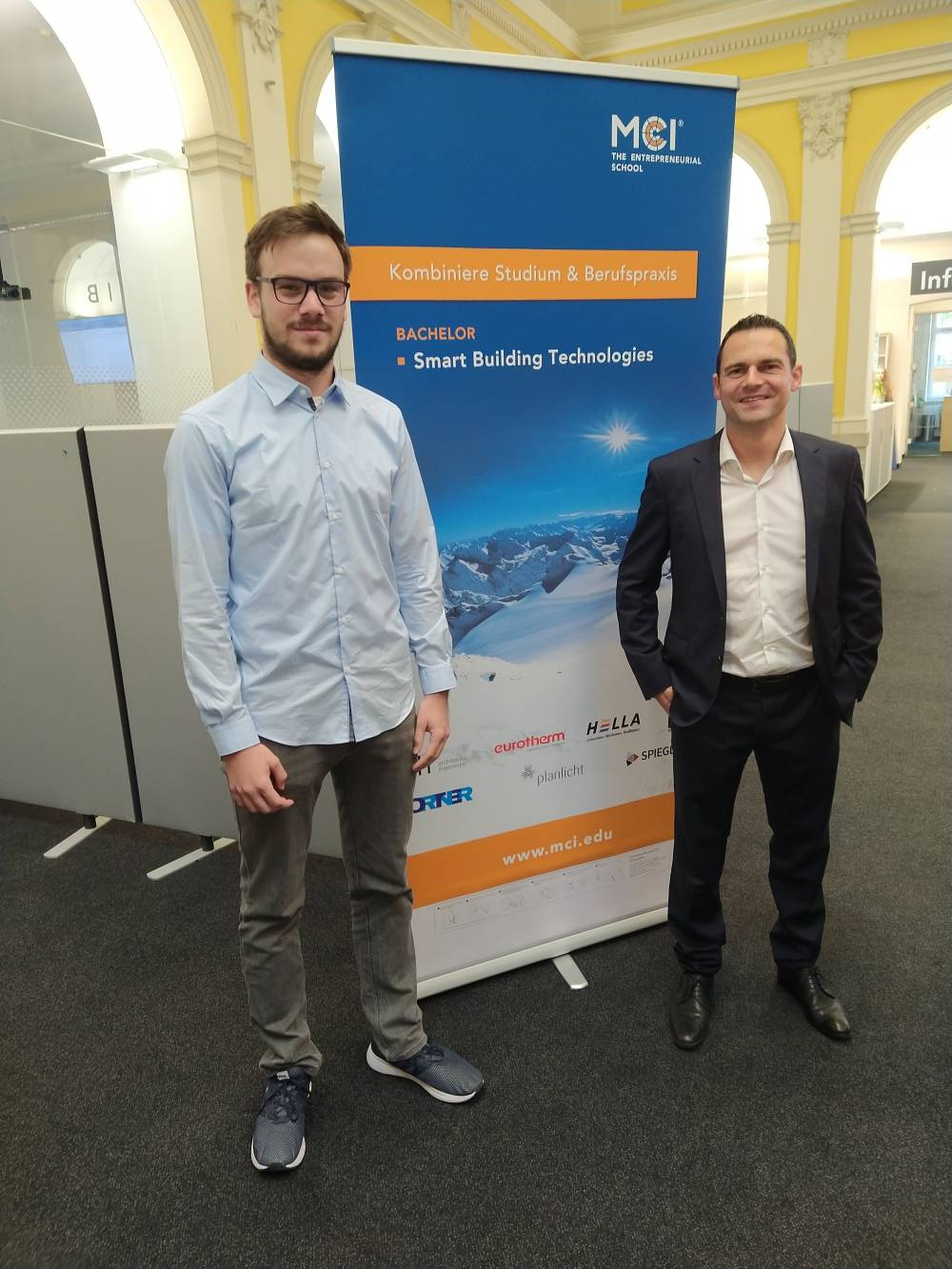 <p>Caspar Weiß startet zusammen mit der Firma planlicht GmbH & Co.KG in das duale Studium, hier vertreten durch Raimund Mayr, Technische Leitung. Foto: MCI-Hofer</p>