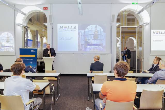 <p>Die sehr persönlichen Grußworte von Robert Weitlaner, Leiter des InnovationLAB bei HELLA – Sonnen- und Wetterschutztechnik GmbH richtete Werner Stadlmayr in Vertretung an die Anwesenden. Foto: MCI-Geisler</p>