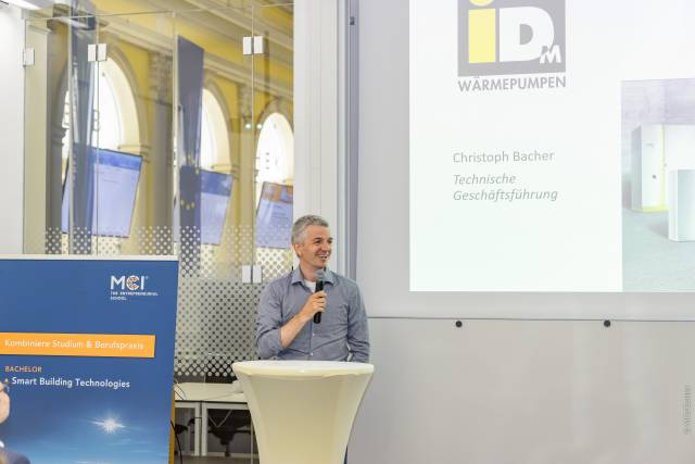 <p>Christoph Bacher, Technischer Geschäftsführer der iDM Energiesysteme GmbH, äußerte seine Freude über den Studienstart. Foto: MCI-Geisler</p>