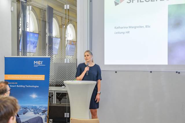 <p>Katharina Margreiter übermittelte als Leiterin der Human Ressources (HR) die Wünsche der SPIEGLTEC GmbH. Foto: MCI-Geisler</p>