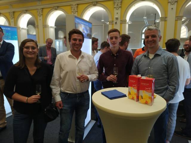 <p>Technischer Geschäftsführer Christoph Bacher freute sich mit dem iDM-Studierendenteam Elena Rainer, Florian Eder und Florian Huber (v. l. n. r.). Foto: MCI-Hofer</p>