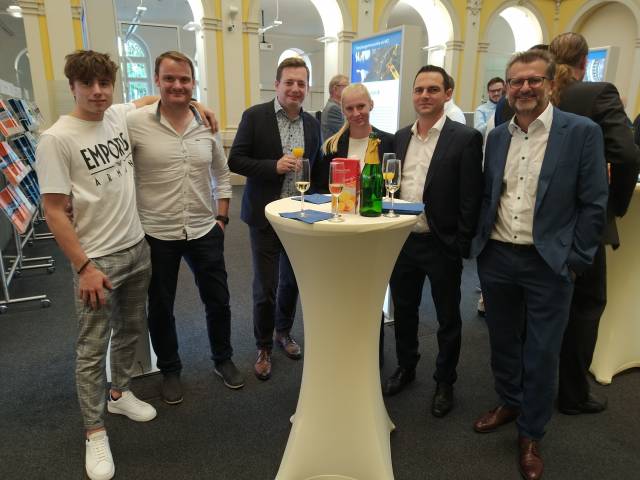 <p>Geschäftsführer des Bereiches HKLS, Michael Reinalter  (2. v. l.) mischte sich gemeinsam mit dem Studierenden für die Mader GmbH, Matthias Oberegger (1. v. l.), unter die Anwesenden. Foto: MCI-Hofer</p>