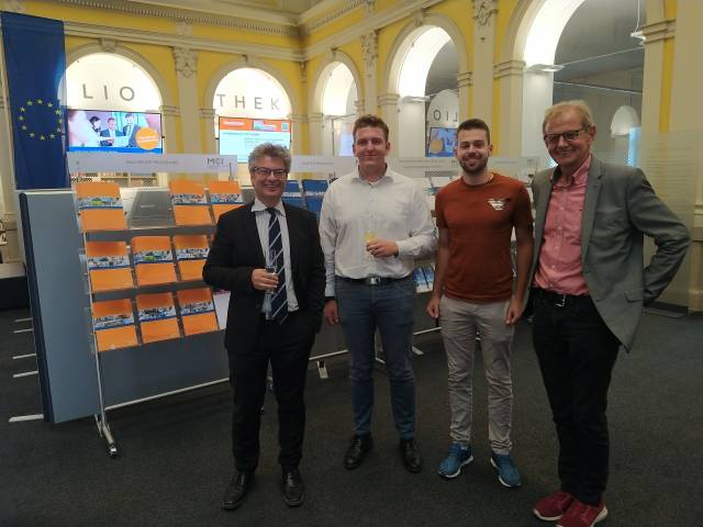 <p>Die ORTNER-Gruppe freute sich mit Philipp Gugerbauer (2. v. l.) und Johannes Ambach (2. v. r.) über die Zusammenarbeit, vertreten durch Paul Unterluggauer, Geschäftsführer der ORTNER Ges.m.b.H. Innsbruck (1. v. l.), und Johann Kirchmair, Technischer Leiter der ORTNER Ges.m.b.H. Innsbruck (1. v. r.). Foto: MCI-Hofer</p>