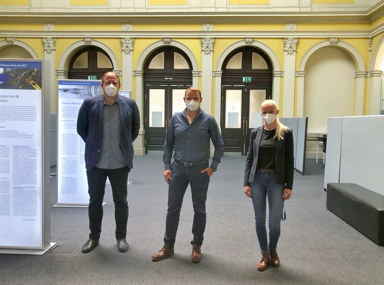 Von links nach rechts: Werner Stadlmayr (Studiengangsleiter), Michael Reinalter (Mader Brixen), Silvia Öttl (Lektorin). ©MCI_Niederseer