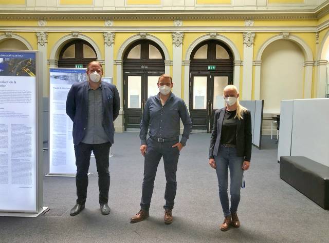 <p>Von links nach rechts: Werner Stadlmayr (Studiengangsleiter), Michael Reinalter (Mader Brixen), Silvia Öttl (Lektorin). ©MCI_Niederseer</p>