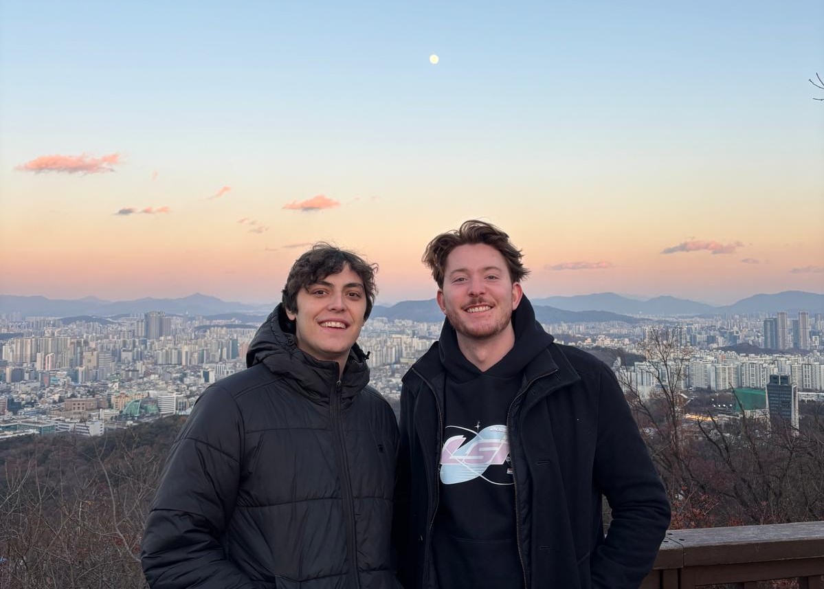 <p>Joé Heinen im Auslandssemester in Seoul (rechts) ©Joé Heinen</p>