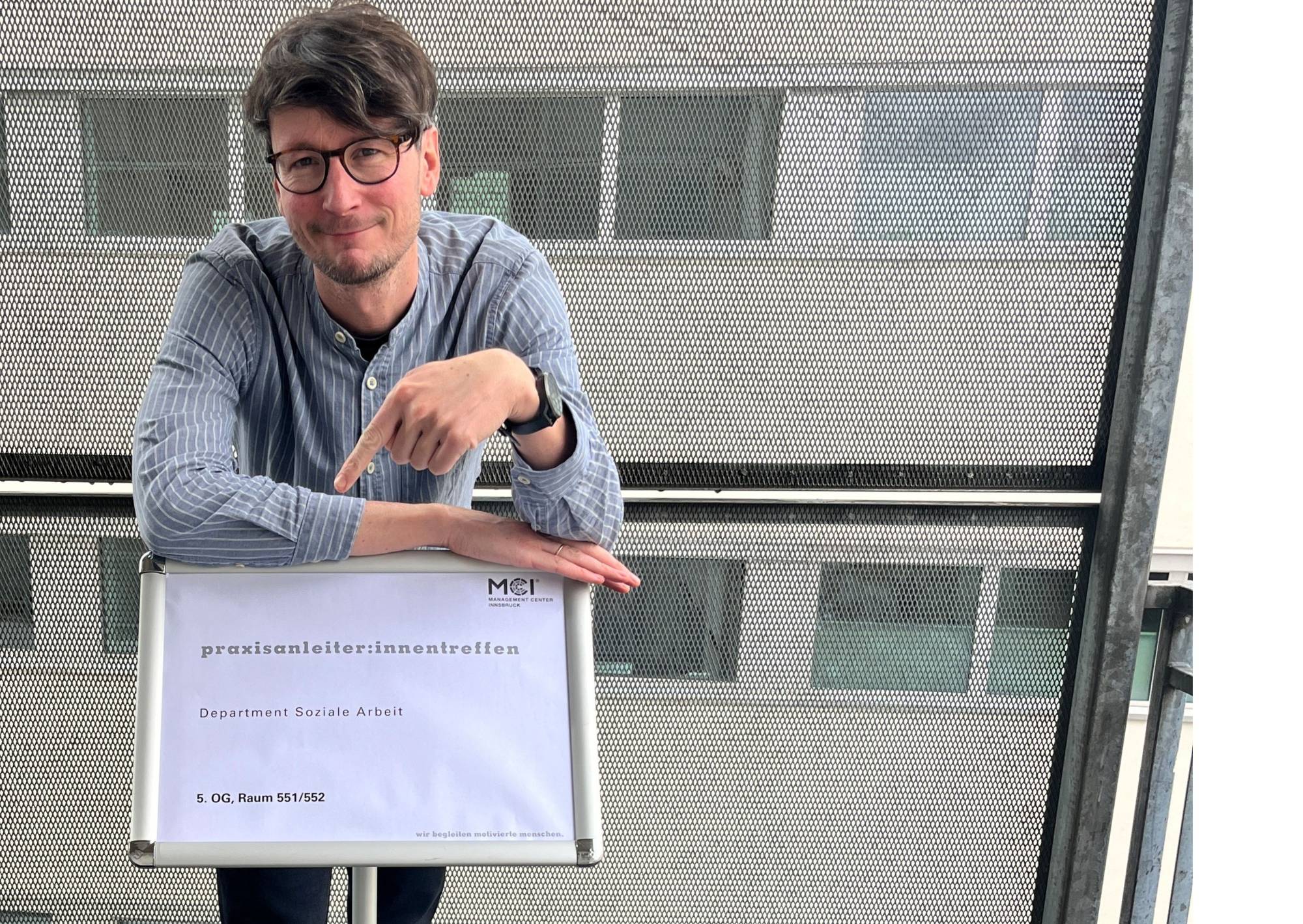 <p>Teaching & Research Assistant Bastian Oechsle preparing for the practical training supervisor meeting at MCI ©MCI/Verena Schmid</p>