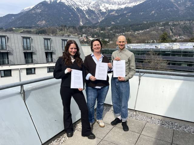 <p>MCI-Team des Departments Soziale Arbeit als Teil des Standortredaktionsteams (vlnr.) Laura Feith González (für MCI), Christina Lienhart (als Vorstandsmitglied soziales_kapital) und Moritz Reisberger (für ogsa) ©MCI/Verena Schmid</p>