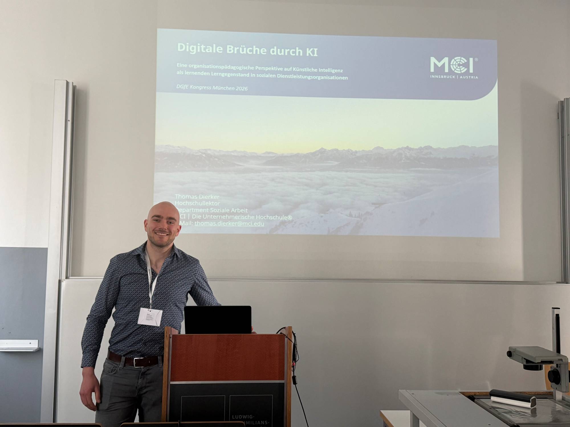 <p>Thomas Dierker, Hochschullektor am MCI Department Soziale Arbeit, bei seinem Vortrag auf der DGfE Konferenz 2026 in München ©MCI</p>