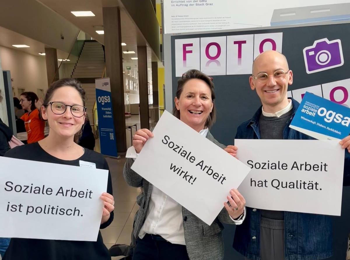 <p>Impressions from the 7th ogsaCONFERENCE in Graz | MCI Department of Social Work: Katharina Flunger-Lang, Christina Lienhart, Moritz Reisberger (from left to right) © MCI/Reisberger</p>
