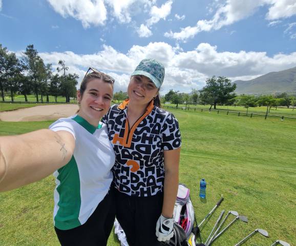 <p>Elly, die zu Hause Golf spielt, konnte nicht widerstehen, hier in Südafrika zu üben. © Conrardy</p>