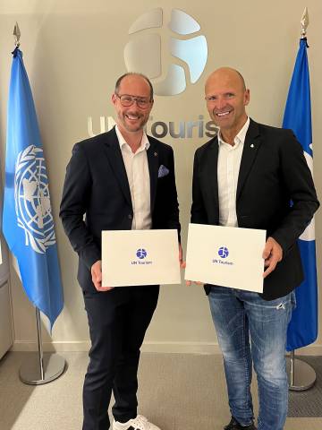 Hubert Siller (MCI) und Landesrat Mario Gerber nahmen die offizielle Urkunde zur Aufnahme Tirols in das INSTO-Netzwerk von UN Tourism entgegen. © Land Tirol
