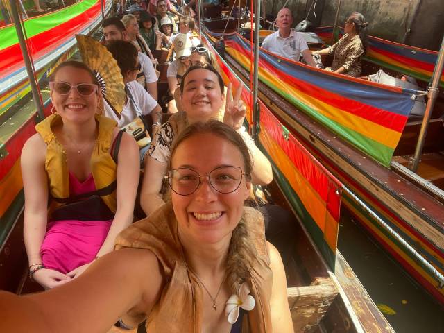<p>Auf einer Bootstour in Thailand ©Broschinski/Crosnier</p>