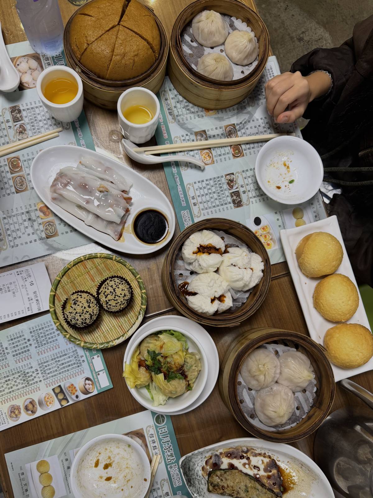 <p>Ein typisches Abendessen mit all dem für nur 7 Euro. Wir werden die Preise in Hongkong vermissen. ©Rebecca</p>