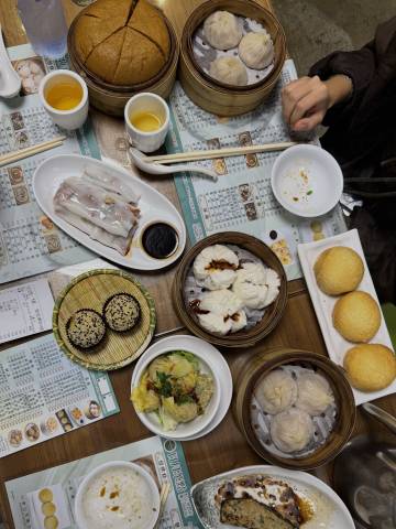 <p>Ein typisches Abendessen mit all dem für nur 7 Euro. Wir werden die Preise in Hongkong vermissen. ©Rebecca</p>