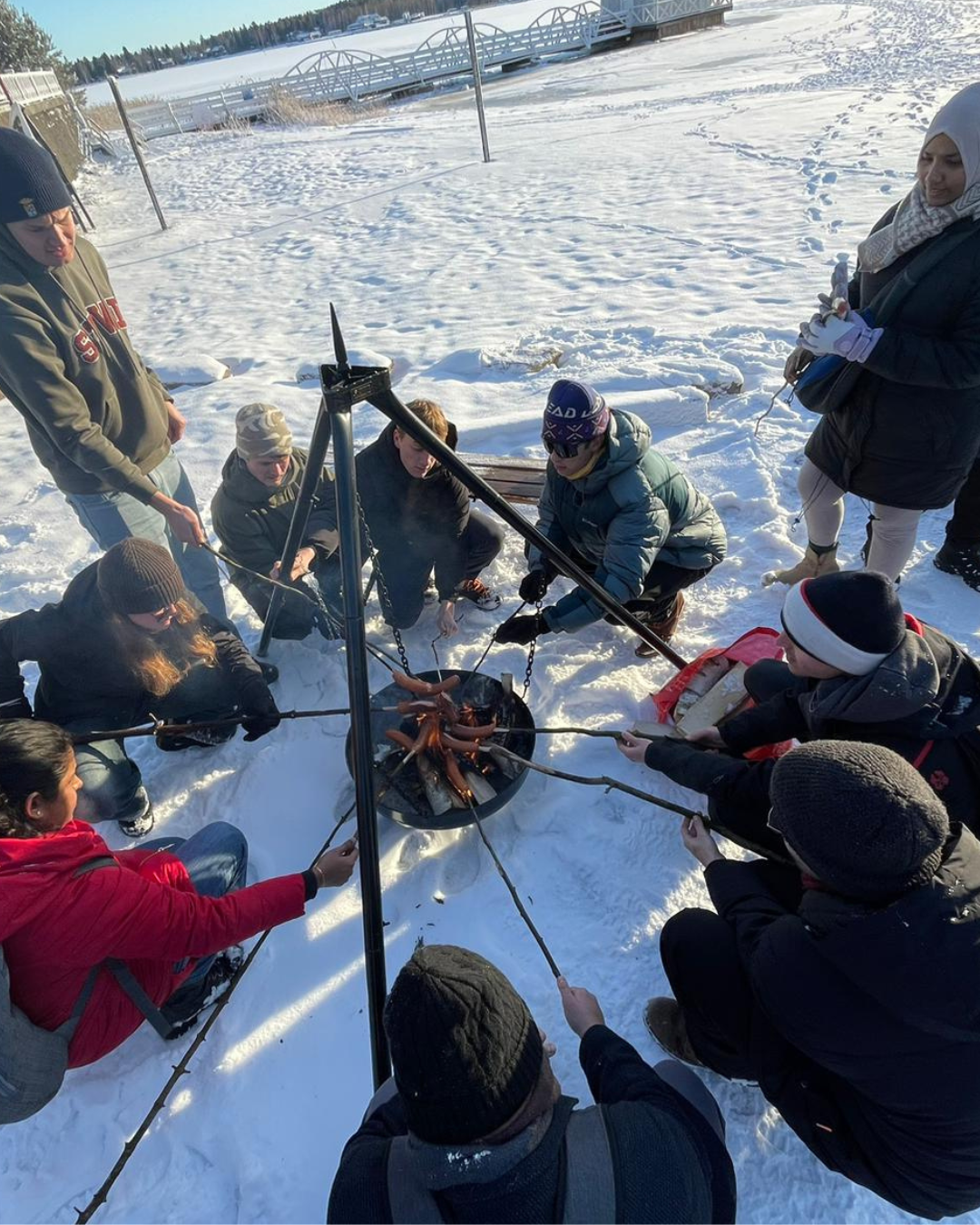 <p>Grillen auf offener Flamme mit selbstgesammelten Stöcken © UVET JG 2023</p>