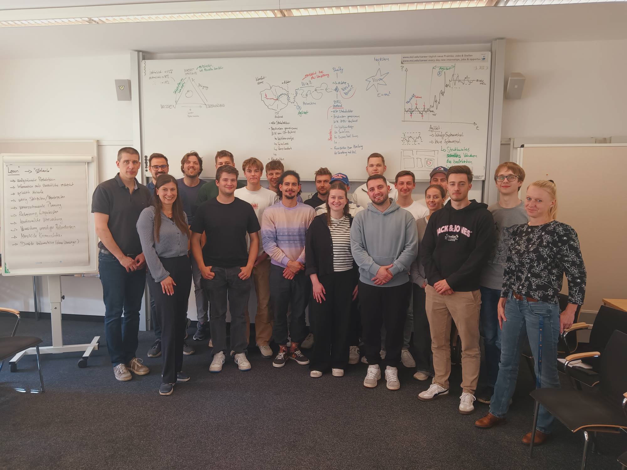 <p>Studierende, Lehrende sowie wissenschaftliche Mitarbeitende in vereinter Workshop-Agilität: Das Department dankt Dr. Mario Buchinger für den spannenden Austausch zu „Lean, Agil & KVP – Methoden und Fallen der Optiminierung“. © MCI/Ricarda Hofer-Obwaller</p>