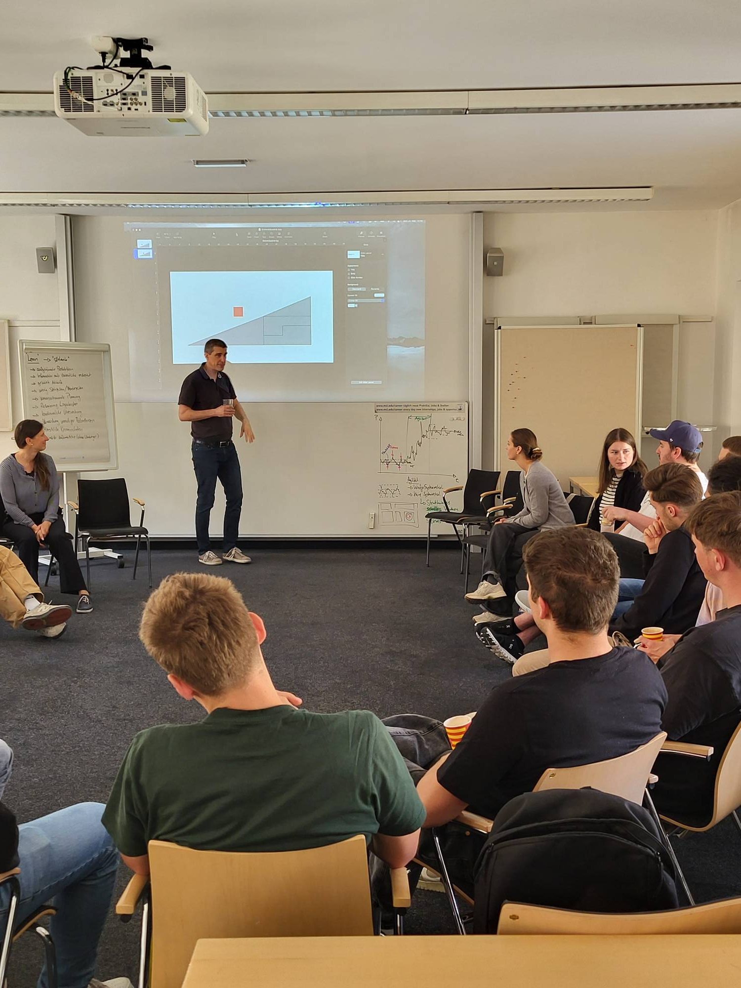 <p>Der Workshopleiter freute sich sehr über den regen Austausch mit Studierenden und Faculty ©MCI/Ricarda Hofer-Obwaller</p>