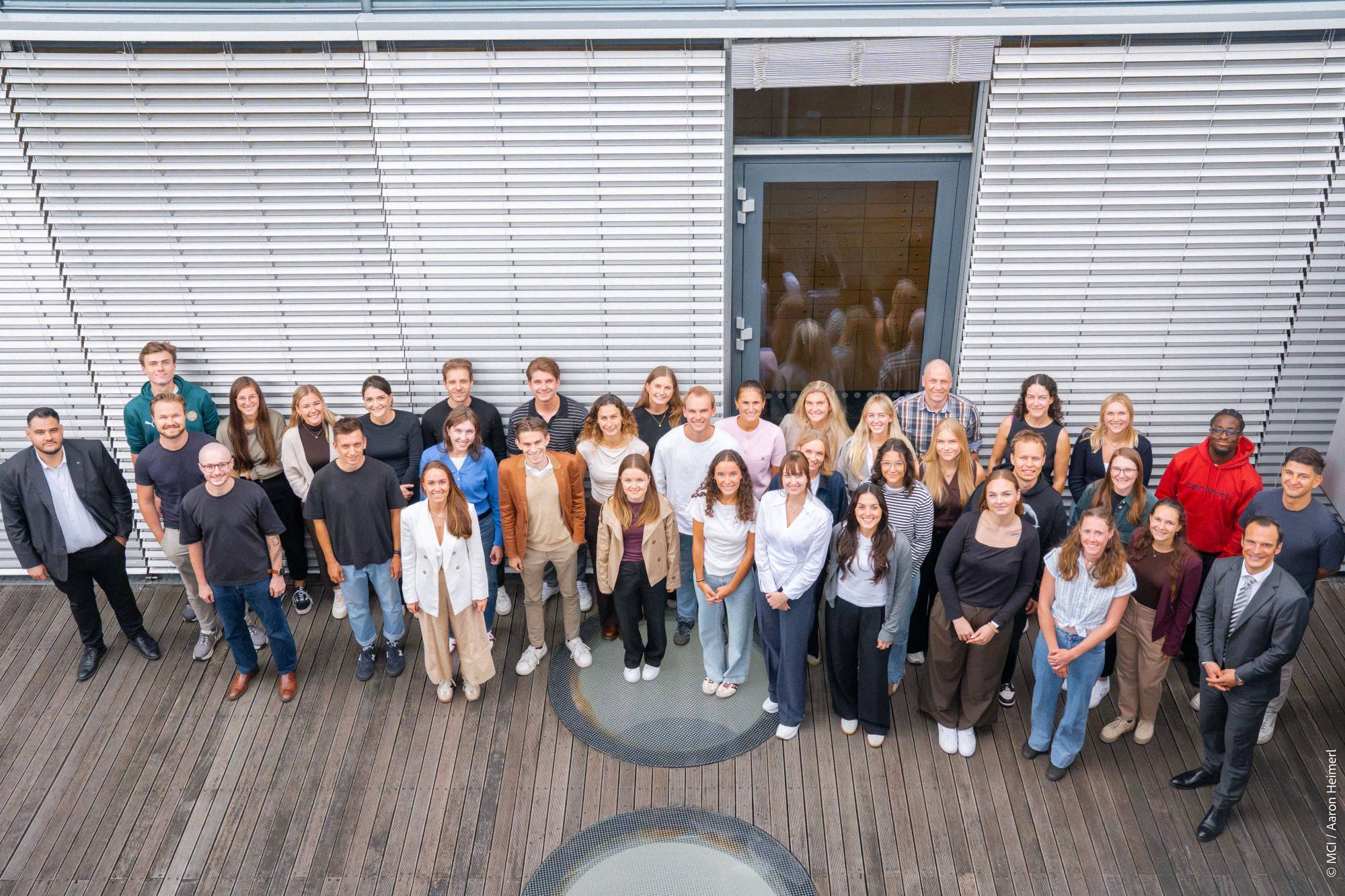 <p>Ein herzliches Willkommen zum Studienstart: Michael Razen und Verena Blumentrath begrüßen die neuen berufsbegleitend Studierenden im Master International Business & Management. ©MCI/Aaron Heimerl</p>