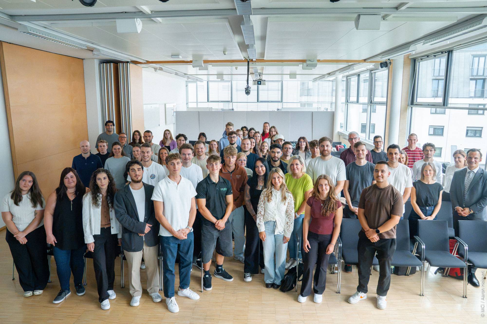 <p>Bereit für den nächsten Schritt: Die neuen berufsbegleitend Studierenden des Bachelorstudiengangs Wirtschaft & Management for Professionals beim Studienstart mit Michael Razen und Michaela Wurzer ©MCI/Aaron Heimerl</p>