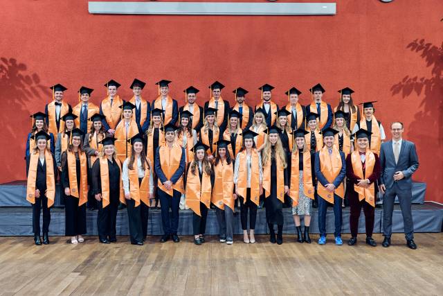 <p>Our graduates of the bachelor's program in Business & Management ©Klaus Maislinger</p>