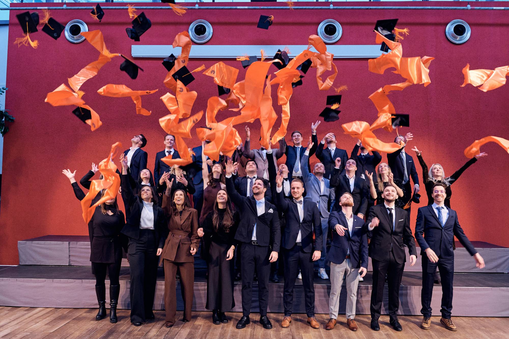 <p>Unsere Bachelor-Absolvent:innen des Studiums Wirtschaft & Management for Professionals © Klaus Maislinger</p>