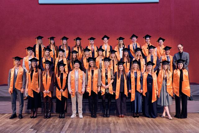 <p>Unsere Bachelor-Absolvent:innen des Studiums Business & Management © Klaus Maislinger</p>