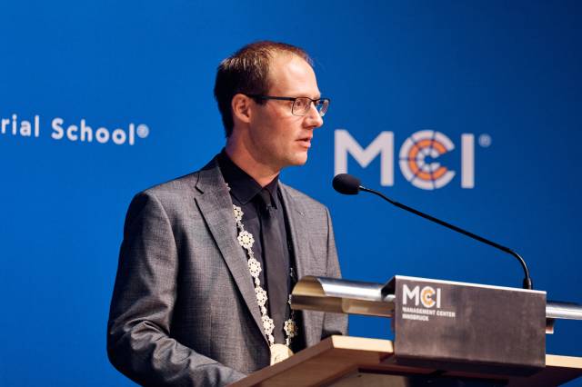 <p>Studiengangsleiter Thomas Stöckl würdigte die Leistungen unserer Absolvent:innen © Klaus Maislinger</p>