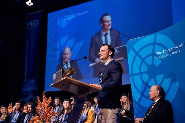 <p>Department- & Studiengangsleiter Michael Razen richtete inspirierende Worte an die Absolvent:innen © Klaus Maislinger</p>