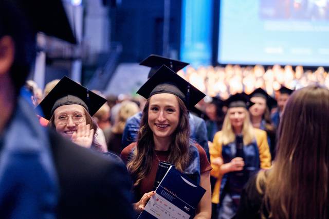 <p>Die Freude über den erfolgreichen Studienabschluss ist spürbar © Klaus Maislinger</p>