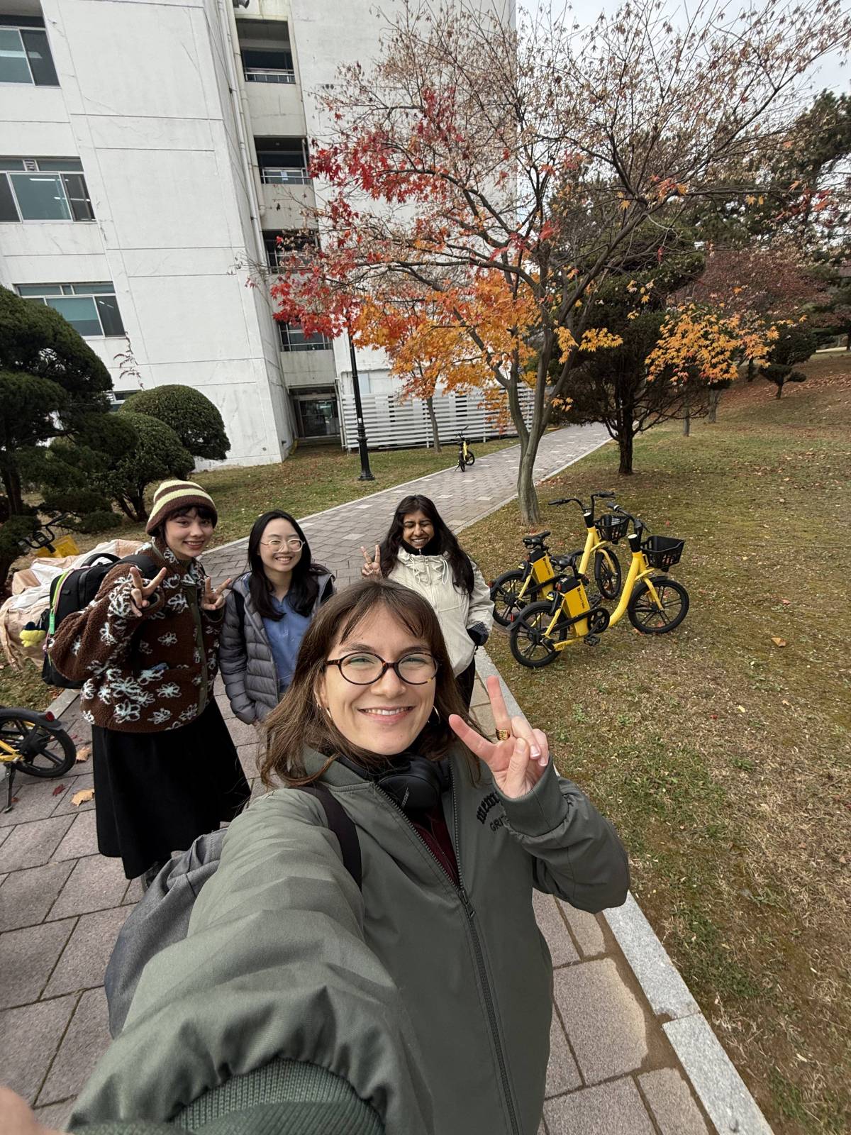 <p>Emma out and about with exchange students. ©MCI/Emma Knodel</p>