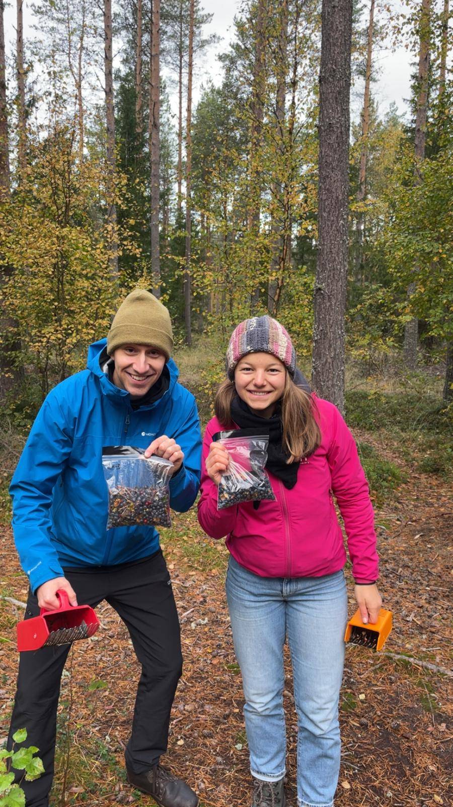 <p>Carolyn and Vitus picking berries ©MCI/Ott</p>