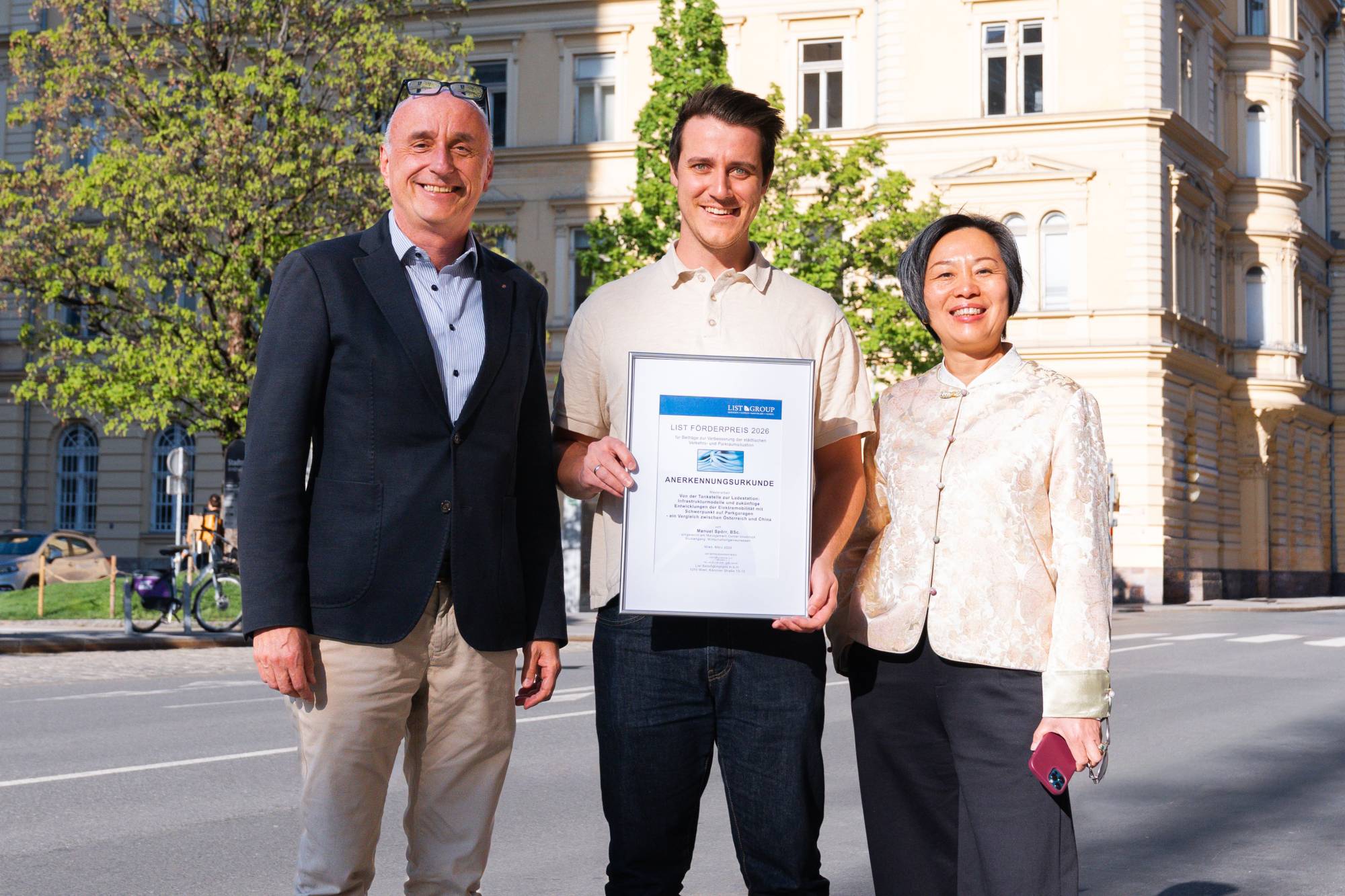 <p>Prof. Gerhard Hillmer (l.) and Prof. Wei Manske-Wang (r.) with Manuel Spörr (m.) ©MCI/Aaron Heimerl</p>