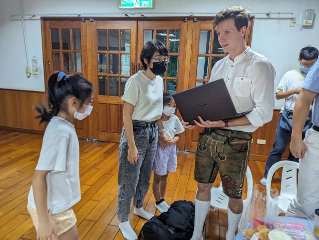 <p>Volunteering an einer chinesischen High School. © Peter Hopfgartner</p>