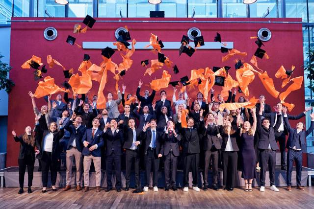 <p>Bachelorabsolventinnen und -absolventen aus dem Department Wirtschaftsingenieurwesen. ©Klaus Maislinger</p>