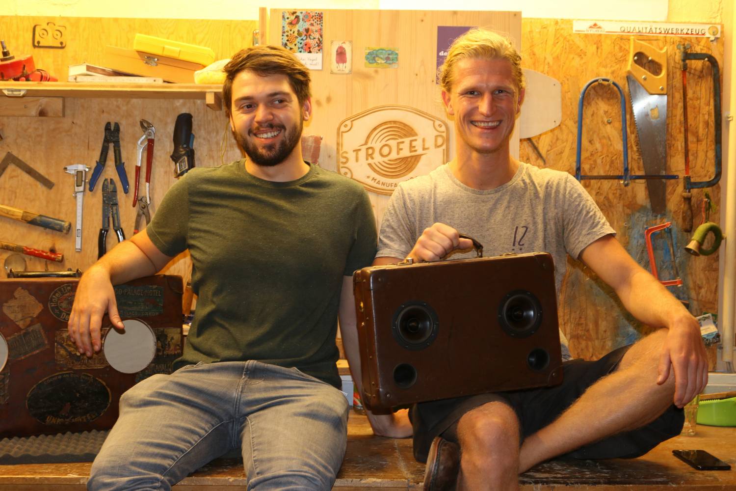 Startup-Gründer & MCiT Alumni Dominik Strobl und sein Geschäftspartner Jonathan Dornfeld in der Werkstatt der STROFELD Manufaktur. Foto: MCI