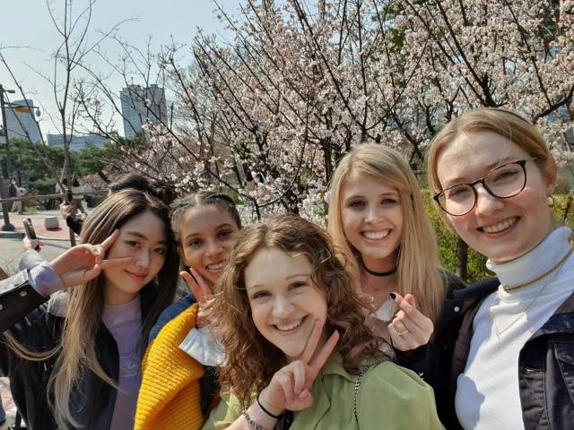 <p>Elena Wehinger mit ihren neu gewonnenen Freunden in Südkorea. <span style=