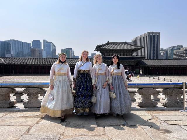 <p>Elena Wehingers Highlight: In einem traditionellen koreanischen Gewand, dem sog. Hanbok, spazierte sie mit Freunden durch den Gyeongbokung Palace. <span style=