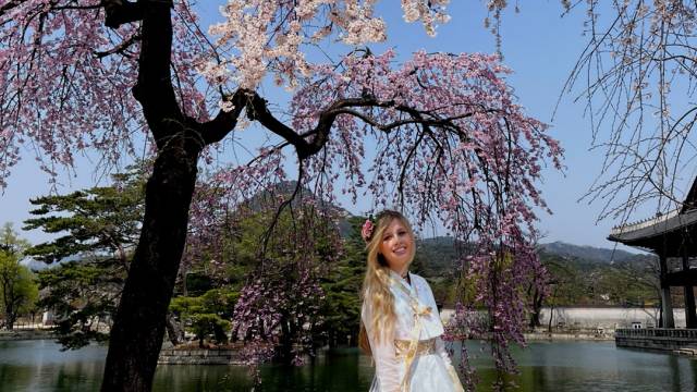 <p>MCiT Bachelorstudentin Elena Wehinger absolvierte ihr Pflichtpraktikum in Ostasien, in Südkorea. Ihr Highlight: In einem traditionellen koreanischen Gewand, dem sog. Hanbok, durch den Gyeongbokung Palace spazieren. <span style=