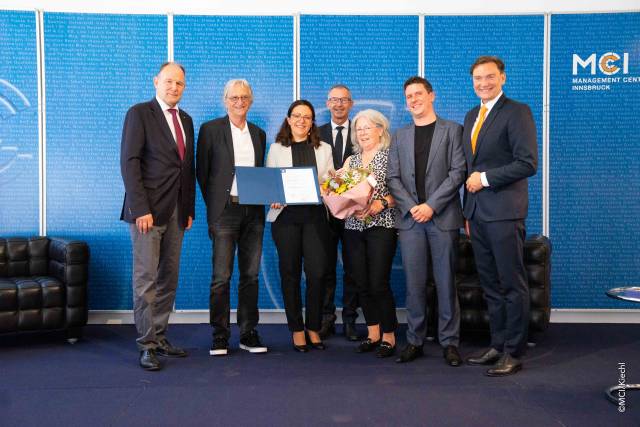 <p>Dr. Teresa Spieß zusammen mit ihren Eltern, ihrem Gatten, Studiengangsleiter Peter J. Mirski, MCI-Rektor Andreas Altmann sowie dem Vorsitzenden des Hochschulkollegiums Franz Pegger <span style=